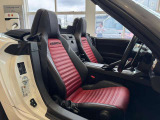 革シート採用!ホールド力のある形状でコーナリング時をサポート!