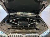 6気筒ターボエンジンでパワフル&エコなドライブをお楽しみ頂けます。お車詳細や展示状況はフリーダイヤル(0078-6002-498412)またはBPS城東鶴見06-6933-6600迄お気軽にお問合せ下さい。