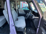 運転席シートリフター(ラチェット式)で、座面の高さも上下に動き、体格にあわせて調整ができます。