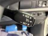 【クルーズコントロール】高速道路もラクラク走行。アクセルを離しても一定速度で走行ができ、長距離運転時の負担を軽減!加速・減速も簡単なスイッチ操作で調整できます。