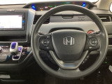 【ハンドル】運転にかかわる様々な操作を安全に行えるように視点移動が少なく操作性に配慮されたスイッチ類が凝縮されたコックピットです。