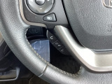 ステアリングにハンズフリー通話スイッチを装備。運転中でも手を離さずに通話操作ができるため、家族との連絡や急な電話にも安心して対応できます。