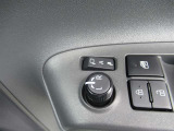 駐車時や狭い道でのすれ違い時に気を使うミラー。電動格納式ドアミラーはそんな時に便利です。