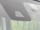 【エマージェンシーブレーキ】走行中に前方の車両等を認識し、衝突しそうな時は警報とブレーキで衝突回避と被害軽減をアシスト。より安全にドライブをお楽しみいただけます。