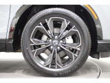 純正のアルミホイールが足元を飾ります!タイヤサイズは235/55R19になります。