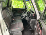前席は視界が広く、運転席と助手席の間にもゆとりを感じられる配置です。シートは身体を支えやすい形状で、乗り降りもしやすい高さ。