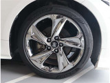 純正アルミホイール。デザインが素敵ですね。お車全体のイメージ変わりますね。ホイールの重量やタイヤの放熱性など性能面に大きく関わる部分ですよね。タイヤサイズは 225/45R18 です。