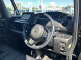 運転席まわりはメーターや画面が見渡しやすい配置で、前方の視界も広々としています。座席にはゆったりと腰掛けられ、日々の移動を落ち着いて過ごせる空間です。