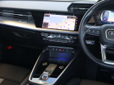 ●クールで上品で室内を横に広く感じられるよう設計されたダッシュボード周りです。Audiらしい心地よい空間です。