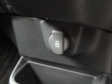 【アクセサリーソケット(DC12V)】180Wまで出力でき、車載用の電化製品に電源を供給できます。