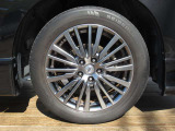純正18インチアルミには225-55-R18サイズのタイヤが装着されています。
