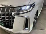 LEDヘッドライトです。デザイン性がよくとても明るいので、夜間の走行や悪天候でも安心です。しかも長寿命!