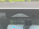 【三菱e-Assist】走行中に前方の車両等を認識し、衝突しそうな時は警報とブレーキで衝突回避と被害軽減をアシスト。より安全にドライブをお楽しみいただけます。