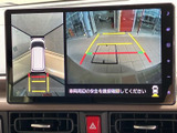 後方の映像に加えて車両周辺の様子も画面で確認でき、駐車時の安全確認をサポートします。ガイド表示も備わり、周囲に気を配りながら落ち着いて操作できます。