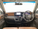 【前方視界】開放的な前方視界!運転がしやすく疲れにくいです♪窓が大きく、見通しがとっても良いおクルマですよ♪