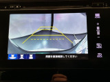リバースギアに入れるだけで後方の表示へ切り替わります。夜間や雨の日の駐車も楽になりますよ。