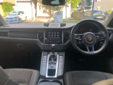 ポルシェらしくスポーティな運転席。大切に扱われていたのが伺えるきれいな車内は禁煙車なので嫌な臭いございません。