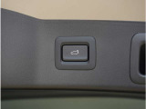 【パワーリアゲート】スイッチを操作することにより、リアゲートが自動で開閉します。自動開閉中のリアゲートを、半開以上の位置で止めることができます。