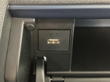 【USBチャージャー】スマホ等の充電ができるUSBチャージャーが装備!長時間のドライブには必需品です♪