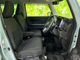 前席は視界が広く、運転席から周囲を見渡しやすい室内です。落ち着いた色合いのシートと整った足元で、乗り込んだときもすっきり。毎日の移動を快適に始められる空間です。