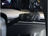 【トラベルアシスト(同一車線内全車速運転支援)】 ハンドルに軽く手を添えるだけで、車線中央の走行を維持しつつ、前走車との車間距離を一定に保持。長距離運転の疲労が大幅に軽減できます。