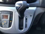 操作しやすいATシフトです。シフトチェンジを気にしなくてよいので運転だけに集中できますね。自然と手に届くところにある、手になじむ形状のシフトノブがいいですね。