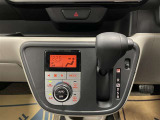 操作しやすいATシフトです♪シフトチェンジを気にしなくていいので運転だけに集中できますね!自然と手に届くところにある、手になじむ形状のシフトノブがいいですね♪