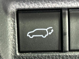 【電動リアゲート】荷物を抱えた状態でもリアゲートの開閉が可能です!お買い物時やアウトドアの際に役立ちますね。
