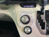 【オートエアコン】一度お好みの温度に設定すれば、車内の温度を検知し風量や温度を自動で調整。暑い&hellip;寒い&hellip;と何度もスイッチ操作をする必要はありません。快適な車内空間には必須の機能ですね♪