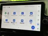 画面に機能が見やすく並び、ナビや通信関連のメニューへスムーズにアクセスできます。日々の移動に役立つ情報をまとめて確認でき、目的に合わせて使い分けやすい装備です。