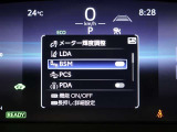 隣車線を走る車両をレーダーで検知し、ドアミラーでは確認しにくい後側方エリアに存在する車両に加え、急接近してくる車両も検知します。車両を検知するとドアミラーに搭載されたLEDインジケーターが点灯します。