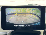 後方の映像にガイド線が表示され、駐車時に周囲との距離感をつかむ目安になります。車庫入れや縦列駐車など、後退時の確認をサポートする便利な装備です。