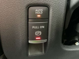 電動パーキングブレーキと便利なオートホールドボタン(停止保持制御)。
