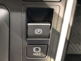 HOLD機能付きの電動パーキングブレーキ。HOLD機能を使用すると、信号待ちなどでフットブレーキから足を放しても、車は動かずそのまま停車してくれます。ドライブなど足が疲れた時には便利な機能です。