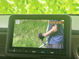テレビ映像を楽しめる画面を備えており、停車中の待ち時間などに視聴できるのが便利です。画面上で映像を確認でき、車内で過ごす時間の選択肢が広がります。視聴は停車時にご利用ください。
