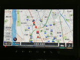 地図が大きく表示され、周辺の道路や施設を確認しやすい画面です。現在地や目的地へのルートを把握しやすく、お出かけ先の検索や道順確認にも役立ちます。