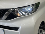 【LEDヘッドライト】悪天候や夜間走行時も良好な視界を確保し安心して運転できる高輝度LEDヘッドライトを装備!点灯速度が早く、消費電力も抑えられています。