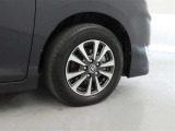 装着タイヤサイズは、195/65R15です。純正アルミホイールを装着しております。