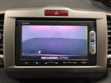 ギヤをR(バック)に入れるとナビの画面に後ろの映像が映るリアカメラ付です。後退時、コンディションが悪い視界でもカラーバックモニターがドライバーをサポートします。