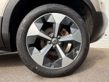 5-Yスポーク 7.5J&times;19インチ ダイヤモンドカット/マットグラファイト 235/50R19サイズのコンチネンタルを装着