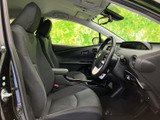 前席は運転席と助手席が並び、中央のアームレストも備わった落ち着きのある空間。座席の形状や足元の広がりも確認しながら、ゆったりとお座りいただけます。