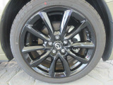 18インチ純正アルミホイールを装備。タイヤサイズは215/45R18となります。