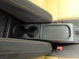 カップホルダーは運転席や助手席からちょうど手の届く位置です!!