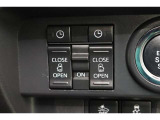 両側電動スライドドアはドアの直接操作以外にも運転席からのスイッチ操作やリモコン操作でも開閉が可能!狭い駐車場などでもドアの開閉が楽々・安心ですね!