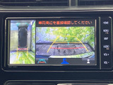 車両後方と周囲の映像を画面で確認でき、駐車時の周辺把握をサポートします。ガイド表示も備わり、狭い場所での駐車や切り返しの際に役立ちます。