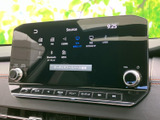 ラジオやテレビ、USB、Bluetoothなどの選択肢が画面上に並び、音源を選びやすい表示です。普段よく使うメディアに合わせて切り替えられ、移動中の音楽も手軽に楽しめる装備です。