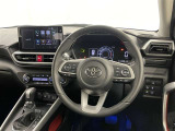 運転席まわりです。 各操作スイッチは使いやすい位置に配置されてます。