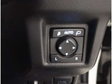 お車のキーはスマートキーです。キーを身につけた状態で車に近づき、ドアロックの解錠や施錠操作が出来ます。雨の日など両手がふさがっている時など、とっても便利ですね。
