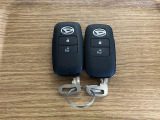 【スマートキー】 スマートキーを携帯していれば、ドアハンドルのボタンを押してロックの解除ができ、パワースライドドア(左側)もワンタッチで開閉できます。