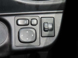 ドアミラーは電動格納式です。
